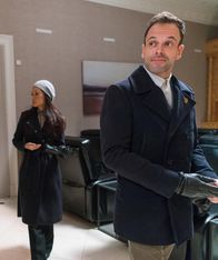 Elementary – Als der Arzt Vincent Bader spurlos verschwindet, übernehmen Holmes (Jonny Lee Miller, l.) und Watson (Lucy Liu, r.) den Fall. Während ihrer Ermittlungen stoßen die beiden auf eine Untergrund-Gruppierung, der Bader angehört haben soll ...