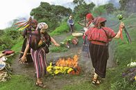 Was uns heilig ist – Lina Barrios, eine spirituelle Führerin aus Guatemala, taucht in die Maya-Kosmogonie ein und erläutert, weshalb Feuer und Vulkane für die Menschheit eine heilige Bedeutung haben.