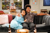 Call Me Kat – Randi (Kyla Pratt, l.); Carter (Julian Gant, r.)