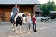 Modern Family – L-R: Phil Dunphy (Ty Burrell), Claire Dunphy (Julie Bowen), Haley Dunphy (Sarah Hyland)