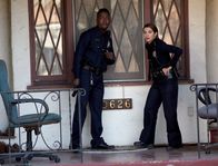 New Girl – Winston (Lamorne Morris, l.) und Aly (Nasim Pedrad, r.) werden zu einem Einsatz gerufen, der Nick zeigen könnte, welch wichtigen Job sie für L.A. erledigen ...