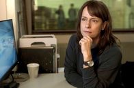 Polizeiruf 110 – Brasch (Claudia Michelsen) schaut sich die Überwachungsvideos an, die Sarah (Mareike Sedl) zeigen.