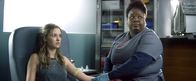 Tell Me How I Die – Krankenschwester Lamis (Pam Trotter) verabreicht Anna (Virginia Gardner,l,.) das Medikament.