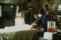 Final Destination – Erst spät kommt Alex (Devon Sawa, l.) dem mysteriösen Todesfällen in seiner Umgebung auf die Spur.