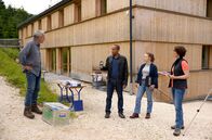 Watzmann ermittelt – Die Kommissare Jerry Paulsen (Peter Marton, 3.v.r.) und Sophia Strasser (Katharina Leonore Goebel, 2.v.r.) überbringen dem Forschungsteam Prof. Dr. Gernot Gruber (Holger Gotha, l.) und Dr. Magda Hansen (Eva-Maria Reichert, r.) schlechte Nachrichten.