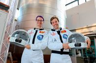 Checker Tobi – Checker Tobi mit Mars-Expertin Christiane. An der Universität Bremen haben Christiane und ihr Team ein Modell einer Mars-Unterkunft entwickelt und aufgebaut.