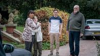 The Bay – Stella Bradwell (Sunetra Sarker, l.) tröstet Oliver Marshbrook (Leo Ashton, 2.v.l.), während sich Jamie Marshbrook (Jack Archer, 2.v.r.) und Bill Bradwell (James Cosmo, r.) darüber beschweren, dass Rose von den Kommissaren mitgenommen wird. Sie möchten ihr ein paar Fragen stellen.