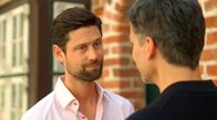 Rote Rosen – Julius (Jan Stapelfeldt l.) ist verärgert, dass Gisela (Martina Eitner-Acheampong) in ihrem Podcast seine Affäre zum Thema gemacht hat.