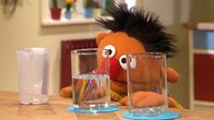 Sesamstraße – Ernie experimentiert mit.