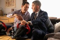 In aller Freundschaft – Dr. Philipp Brentano (Thomas Koch, li.) und Dr. Rolf Kaminski (Udo Schenk, re.) werden mit einem Autorenn-Simulator gegeneinander antreten. Doch bevor der Wettkampf beginnt, ringt Kaminski Philipp noch einen Deal ab.