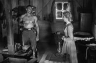 Der schwarze Sergeant – Nach dem Angriff der Apachen verbringen der verwundete Sergeant Braxton Rutledge (Woody Strode) und Mary Beecher (Constance Towers) die Nacht in der Eisenbahnstation.