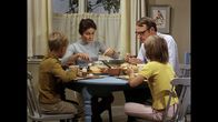 Astrid Lindgren:: Pippi Langstrumpf – Tommys (Pär Sundberg, l.) und Annikas (Maria Persson, r.) Mutter fasst den folgenreichen Entschluss, auch Pippi Langstrumpf zum nachmittäglichen Kaffeekränzchen einzuladen.