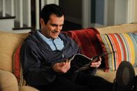 Modern Family – Phil (Ty Burrell) ist voller Vorfreude: Sein Geburtstag steht vor der Tür und am selben Tag kommt das von ihm heiß ersehnte iPad in die Läden. Klar, dass er keinen größeren Wunsch hat, als das neue Tablet in den Händen halten zu dürfen...