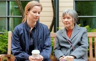 In aller Freundschaft – Zufällig treffen sich Luise Brenner (Monika Lennartz, re.) und Manja Arnold (Teresa Weißbach, li.) im Klinikgarten und unterhalten sich über ihre Söhne ... der eine noch ganz klein, der andere schon ziemlich groß. Beide Mütter haben ihre Söhne allein großgezogen.