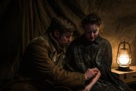 Davos 1917 – Dr. Mangold (David Kross) verarztet Johanna (Dominique Devenport).