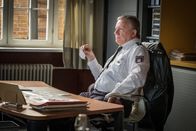 Notruf Hafenkante – Haller (Hannes Hellmann) lässt sich auf Matthias Begemanns Forderungen nicht ein und übergibt Melanie den Fall und die Befragung von Begemanns Sohn.