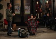 The Big Bang Theory – Hoffen, noch Karten für die neue Version des Indiana Jones-Films "Jäger des verlorenen Schatzes" zu bekommen: Sheldon (Jim Parsons, r.) und Leonard (Johnny Galecki, l.) ...