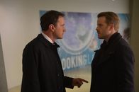 Second Chance – Duval (Tim DeKay, l.) und Jimmy (Robert Kazinsky, r.) ermitteln weiter gegen Albert Lin, um endlich herauszufinden, wer er wirklich ist ...