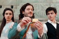The Magic Flute - Das Vermächtnis der Zauberflöte – Papageno (Iwan Rheon, Mi.) mit Gesangsschüler Tim Walker (Jack Wolfe, re.) als Prinz Tamino und Prinzessin Pamina (Asha Banks, li.)