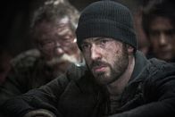 Snowpiercer – Gilliam (John Hurt, l.) setzt große Hoffnungen in den kämpferischen Curtis (Chris Evans, r.), doch was erwartet den Mann am Kopf des Zuges wirklich?