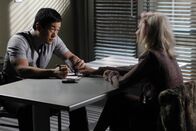 The Mentalist – Nachdem eine Undercover-Drogenfahnderin ermordet aufgefunden wird, beginnt Kimball (Tim Kang, l.) sofort mit den Ermittlungen. Er stößt dabei auf das Callgirl Summer (Samaire Armstrong, r.). Doch hat sie damit was zu tun?