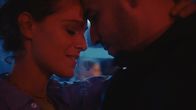 L'Opéra - Dancing in Paris – Zoé (Ariane Labed) und Idir (Mehdi Djaadi) kommen sich bei Feiern in Clubs immer näher. Doch es dauert nicht lange, bis Idir erkennt, dass Zoé nur über etwas hinwegtäuschen will.
