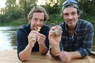 CheXperiment – Tobis heutiger Herausforderer ist Goldsucher Andreas (re.). Andreas hat ein völlig verrücktes CheXperiment für Tobi: Er muss in nur drei Minuten 55 Goldnuggets in einem schlammigen Tümpel finden. Ob er sie ertasten kann?