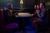 Kill the Boss 2 – v.r.n.l.) Kurt (Jason Sudeikis), Dale (Charlie Day) und Nick (Jason Bateman) an Dean "Motherfucker" Jones (Jamie Foxx), um zu erfahren, was man so alles beachten muss ...