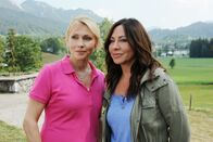 Frühling – Hundertmal Frühling Beide arbeiten für das Wohl der Menschen in Frühling: Dana Golombek als Altenpflegerin Christina, Simone Thomalla als Katja Baumann Copyright: SRF/ZDF/Barbara Bauriedl
