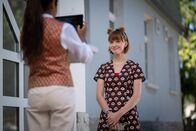 Schloss Einstein – Flora (Carla Hüttermann, re.) und ihre Managerin Reena (Sophia Leonie Mauritz, li.) fahren schwere Geschütze im Wahlkampf zur Schülersprecherin auf.