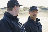 Navy CIS – Timothy McGee (Sean Murray, l.); Nick Torres (Wilmer Valderrama, r.)