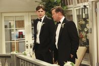 Two and a Half Men – Ausgerechnet am Tag der Hochzeit von Alan und Gretchen meint Walden (Ashton Kutcher, l.), Gretchens Bruder Larry (D. B. Sweeney, r.) noch einige wichtige Enthüllungen über Alan und Lyndsey machen zu müssen - mit fatalen Folgen ...