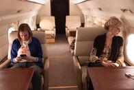 Hacks – Deborah (Jean Smart, r.) und Ava (Hannah Einbinder, l.) kehren nach Las Vegas zurück, bereit für eine Tournee mit neuem Material – doch eine verhängnisvolle E-Mail droht alles zu zerstören.