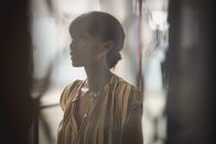 Deadly Tropics – Mélissa (Sonia Rolland) führt eine Hausdurchsuchung durch und stößt dabei auf weitere Indizien, die das Rätsel um den Fall vertiefen.