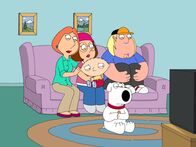 Family Guy – Familie Griffin sieht sich gemeinsam die Nachrichten an, in denen besorgniserregende Neuigkeiten gemeldet werden. Ein Schwarzes Loch ist in der Nähe des Sonnensystems aufgetaucht und verschluckt nun nacheinander alle Planeten.
