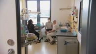 Lebensretter inside – Oberarzt & Stv. Leiter der Abteilung Neonatologie Prof. Dr. Matthias Knüpfer im Gespräch mit den Eltern Richard Waldmann & Phuong Anh Bui von Charly Huy Bui. Diagnose: Geburtskomplikationen nach Beckenendlage