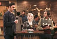 The Big Bang Theory – Raj (Kunal Nayyar, r.) ist entsetzt, als Pennys Exfreund Zack (Brian Smith, l.) bei einer Weinprobe mit Penny, Leonard, Howard, und Amy Rajs Freundin Claire (Alessandra Torresani, M.) anflirtet. Die scheint sich daran jedoch weniger zu stören ...