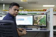Im Angesicht des Sturms – Der leitende Wetterspezialist Christopher Perez überwacht vom PAGASA-Wetterzentrum in Manila aus den Verlauf des Taifuns Kammuri, bevor er eine Vorhersage für die Nation abgibt. (National Geographic/Rachel Millar)