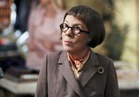 Navy CIS: L.A. – Ihr Team muss DEA-Agentin Talia Del Campo zur Seite stehen, um den Mord an deren Kollegen aufzuklären: Hetty (Linda Hunt) ...