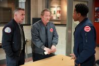 Chicago Fire – Chicago Fire Staffel 10 Folge 16 Planen einen Streich: David Eigenberg als Christopher Herrmann, Christian Stolte als Mouch, Daniel Kyri als Darren Ritter