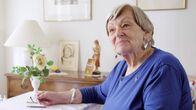 Unser Land in den 50ern – Die 91jährige Ruth Willigalla erinnert sich lebhaft daran, wie sie auf Dach des Düsseldorfer Mietshauses kletterte, in dem sie mit Mutter und kleiner Schwester lebte, um dort die Bombenschäden zu beseitigen.