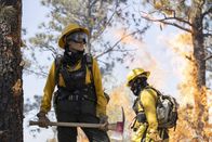 They Want Me Dead – Hannah (Angelina Jolie) bei der Arbeit. Sie bekämpft einen Waldbrand in Montana.