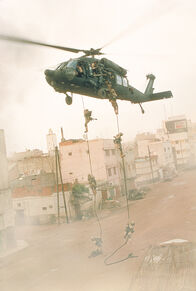 Black Hawk Down – 1993 führt das US-Militär eine Operation im Rahmen eines UN-Einsatzes in Mogadishu, Somalia, durch. Zunächst läuft alles nach Plan, doch dann stürzt ein junger Soldat beim Abseilen aus einem Hubschrauber 20 Meter in die Tiefe ...