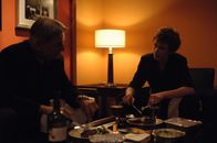 Navy CIS – Verbringen einen Abend miteinander: Gibbs (Mark Harmon, l.) und Jenny Shepard (Lauren Holly, r.) ...