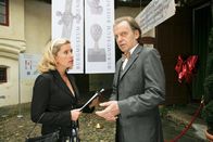 Die Rosenheim-Cops – v.l.n.r.: Karin Thaler, Hans Kremer) Marie Hofer ahnt, dass Museumsdirektor Daniel Koch mehr weiß als er zugibt. (Karin Thaler, Hans Kremer)