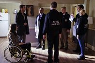 Navy CIS – Gemeinsam untersuchen sie den Tod eines Einbrechers, dessen Leiche im Haus eines Marines gefunden wurde: Rafi Ali (Scott Speiser, 2.v.l.), Delilah (Margo Harshman, l.), Vance (Rocky Carroll, 3.v.l.), Gibbs (Mark Harmon, 3.v.r.), McGee (Sean Murray, M.), Bishop (Emily Wickersham, r.) und Tony (Michael Weatherly, 2.v.r.) ...