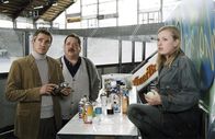 Die Rosenheim-Cops – Die Rosenheim-Cops (Markus Böker, Joseph Hannesschläger) glauben, dass Oliver Wolters und seine Schwester Elli (Phillipine Pachl) in den Mord verwickelt sind.