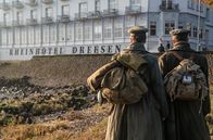 Das Weiße Haus am Rhein – Emil Dreesen (Jonathan Berlin, re.) und sein Freund Robert (Jesse Albert) kehren aus dem Krieg zurück.