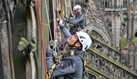 Job mit Ausblick – Die Industriekletterer suchen das Mauerwerk des Kölner Dombauhütte nach losen Steinen ab. Bei dem alten Gebäude lockern sich immer wieder Steine. Der Dom ist ein riesiges Kletterterrain. Manchmal geht der Trupp bis zur Spitze des Turms hinauf in 150 Meter Höhe.