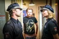 Notruf Hafenkante – Melanie (Sanna Englund) und Mattes (Matthias Schloo, l.) statten Michel Hilbert (Christian Erdmann, M.), dem Ex-Freund von Ariane Rosenthal, einen Besuch ab. Angeblich hat er Ariane seit ihrer Trennung nicht mehr gesehen.